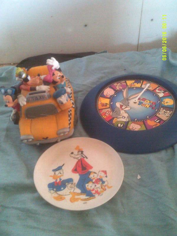 LOONY TOONS CLOCK , BANK , PLATES