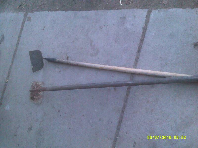 2 GARDEN HOES