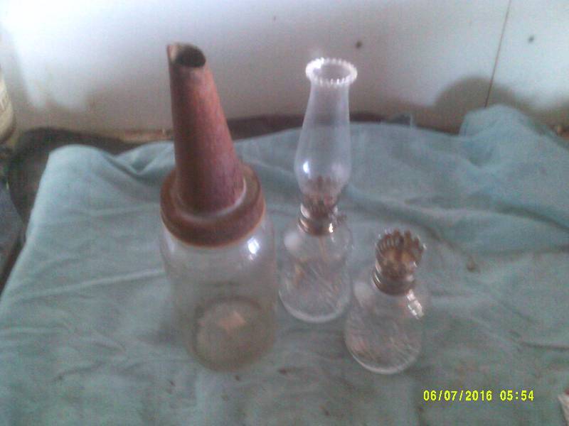 2 SMALL OIL LAMPS 1 VINTAGE OIL SPOUT JUG