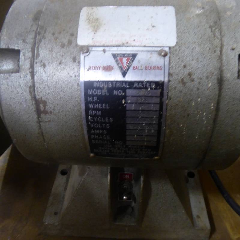 lot 4 image: 8 Bench Grinder