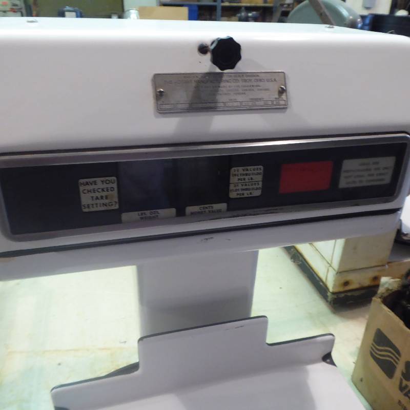 lot 39 image: Vintage Hobart 15 pound Electric Money Scale