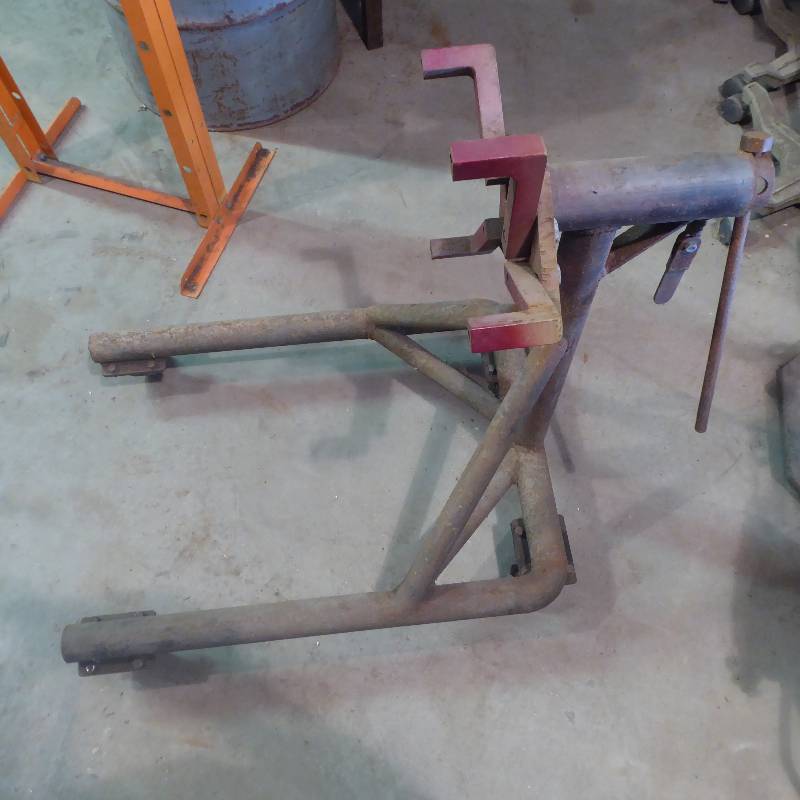 lot 48 image: Engine Stand