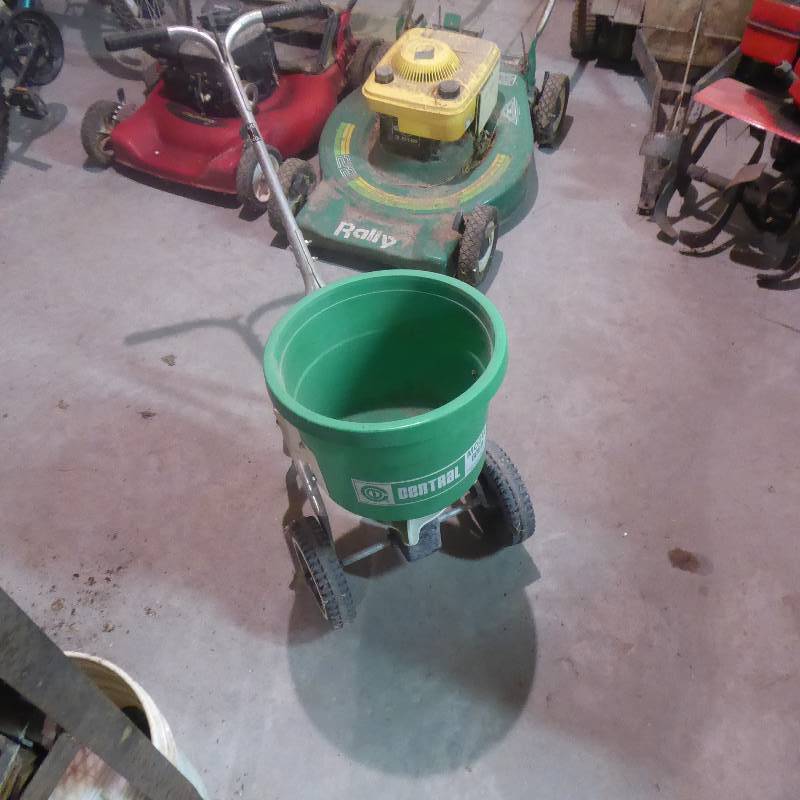 lot 61 image: Central 600B Lawn Spreader