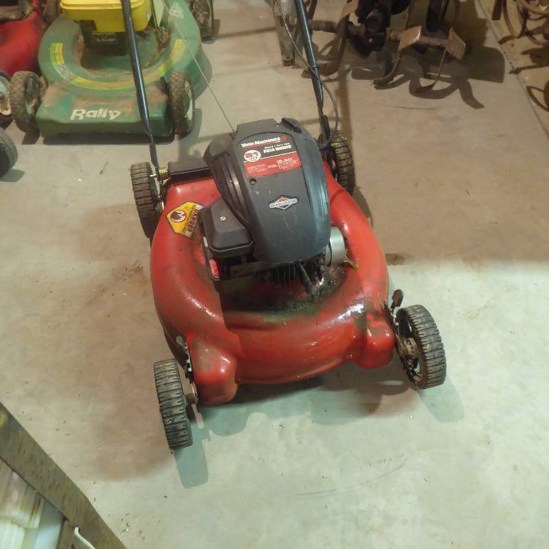 lot 62 image: Yard Machine 5.5 HP 21 Push Mower