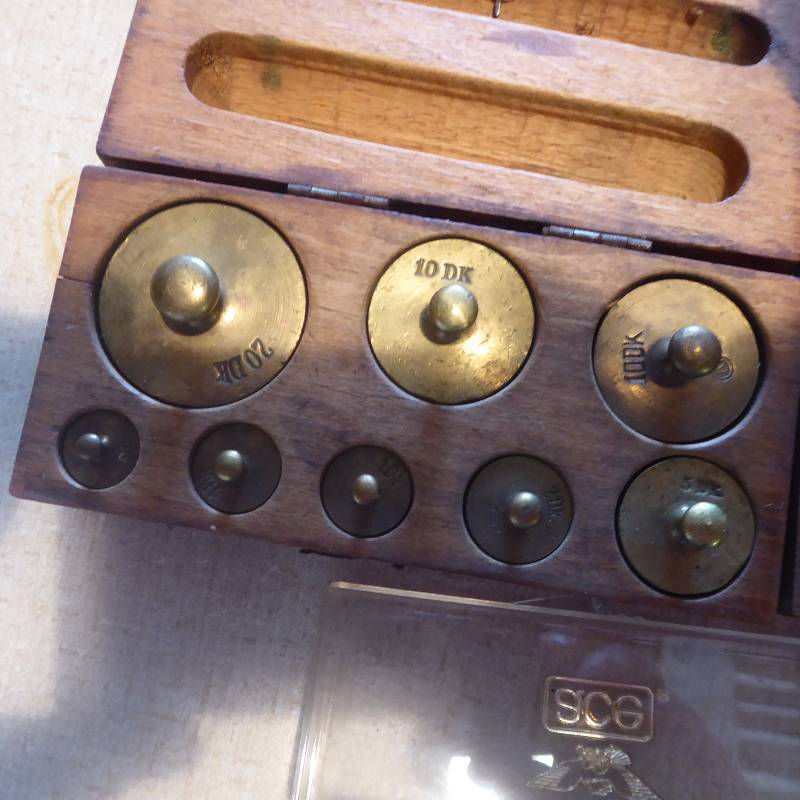 lot 75 image: Lot of Scale Weights