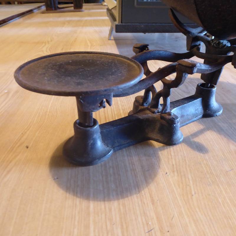 lot 80 image: Antique Scale