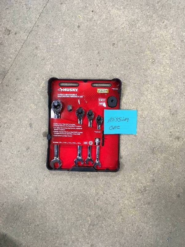 lot 98 image: Husky 4 PC Reversioble Ratcheting Set