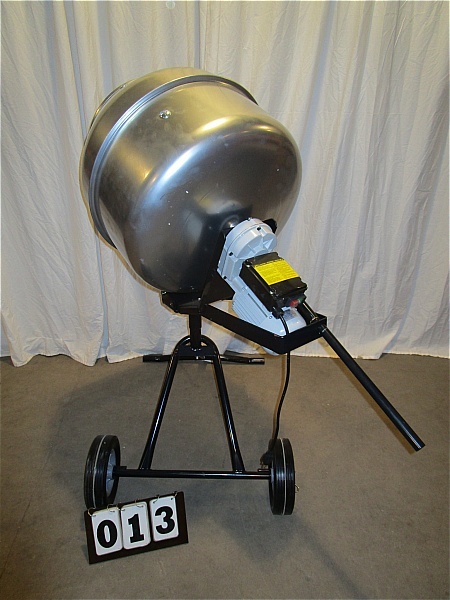 lot 13 image: Cement Mixer - Electric