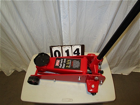 lot 14 image: Hydraulic Floor Jack - 2-34 Ton Capacity