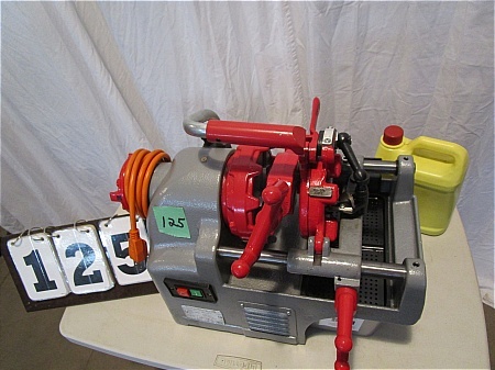 lot 125 image: Portable Pipe Threading Machine