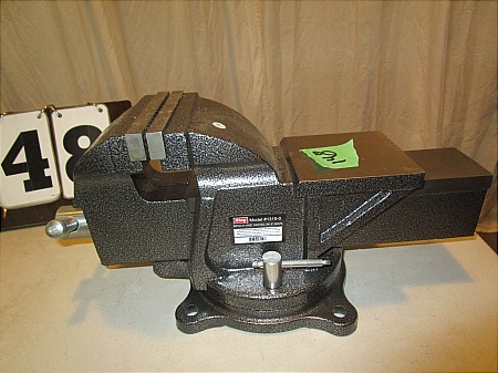 lot 148 image: 5 Bench Vise