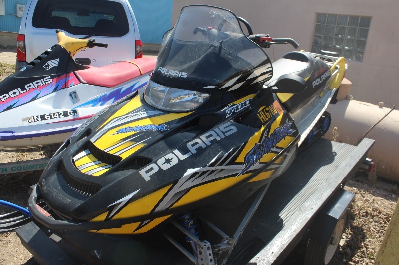lot 2438 image: 2004 Polaris Switchback 700cc Snowmobile with Trailer