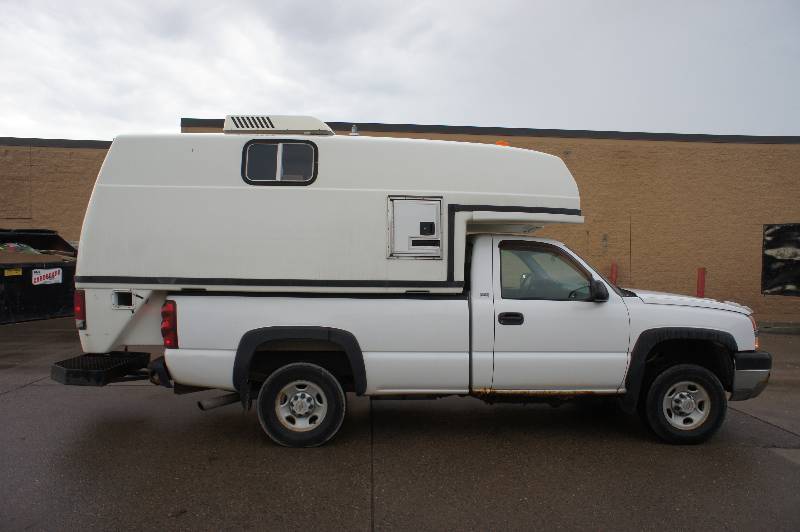 2003 - CHEVY - SILVERADO - 6.0 LITER VORTEK - 34 TON -  WITH JOB  TOPPER  -  (#1489)