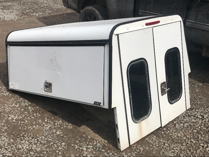 lot 3 image: A.R.E Truck Topper