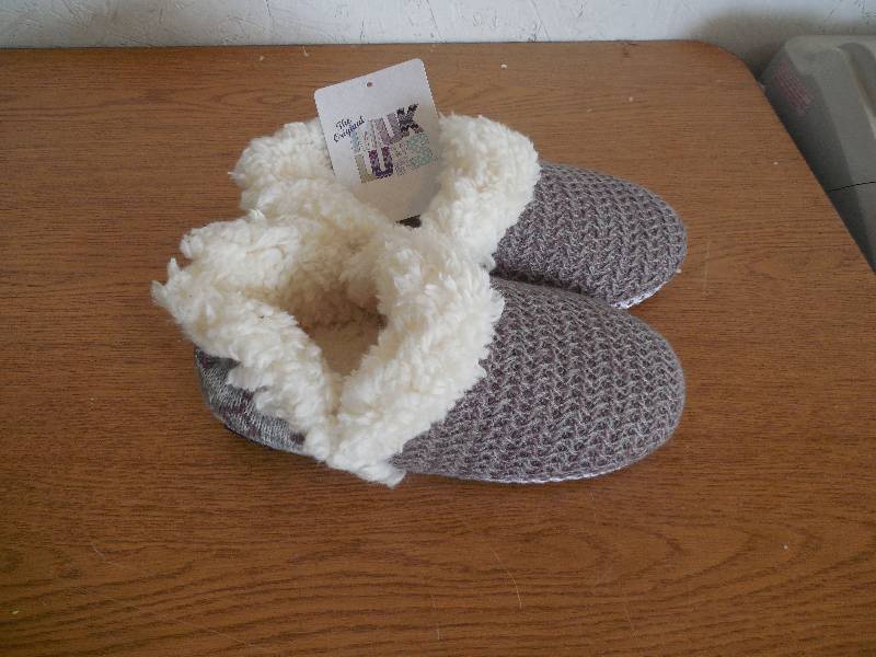 lot 68 image: Muk Luks Womens Magdalena Slipper - SMALL