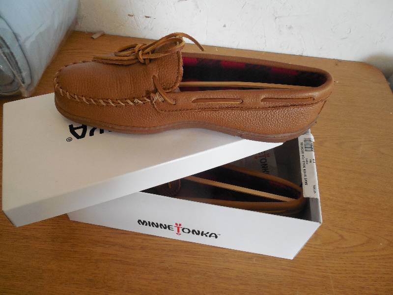 lot 69 image: Minnetonka Mens Genuine Moosehide Fleece-Lined Moccasin - Size - 12