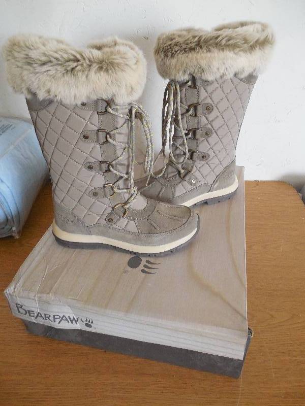 lot 71 image: Bearpaw Womens Quinevere NeverWet Waterproof Boot - SIZE 8