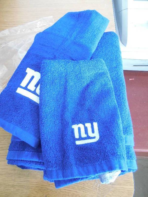 lot 80 image: 3 PC TOWEL SET - GIANTS