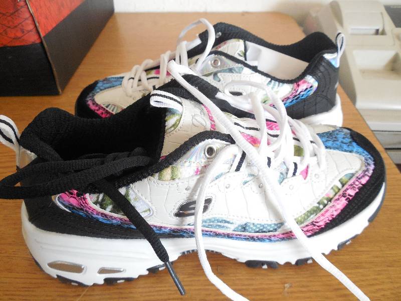 lot 81 image: Skechers Womens DLites Runway Ready Sport Shoe - SIZE 8.5