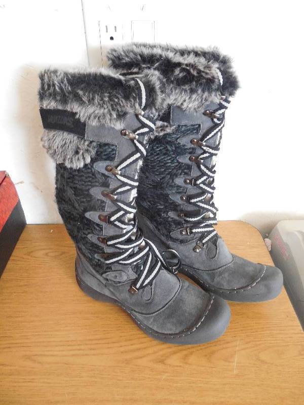 lot 82 image: Muk Luks Gwen Boot - SIZE 7