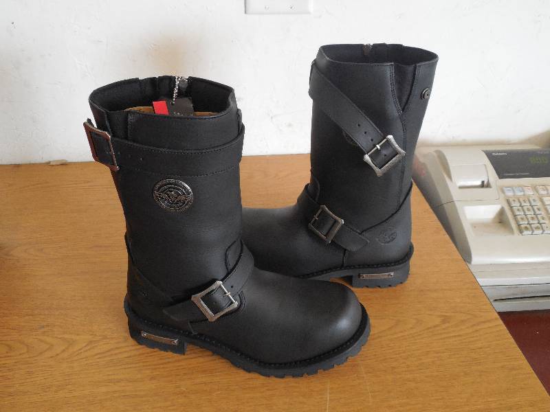 lot 83 image: Milwaukee Leather Mens 11 Classic Engineer Boot - SIZE 10