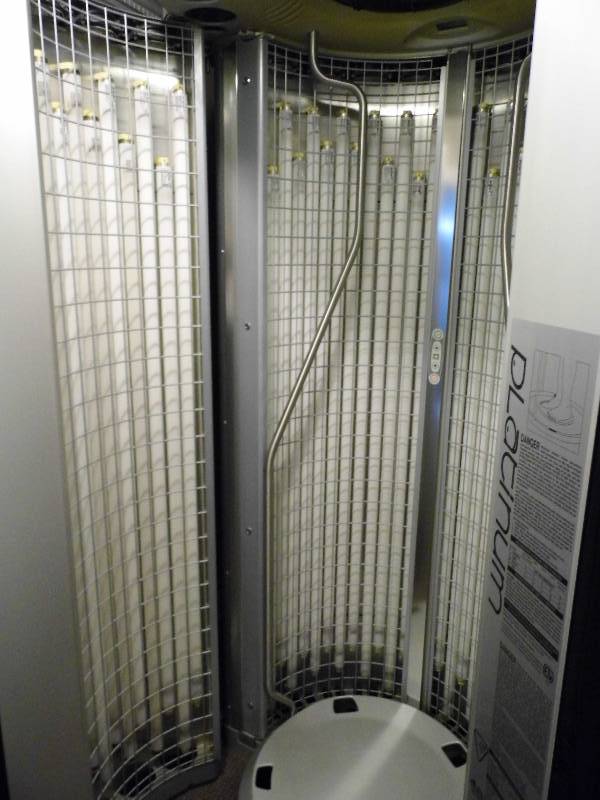 lot 6 image: Platinum 52 Stand Up Tanning Unit