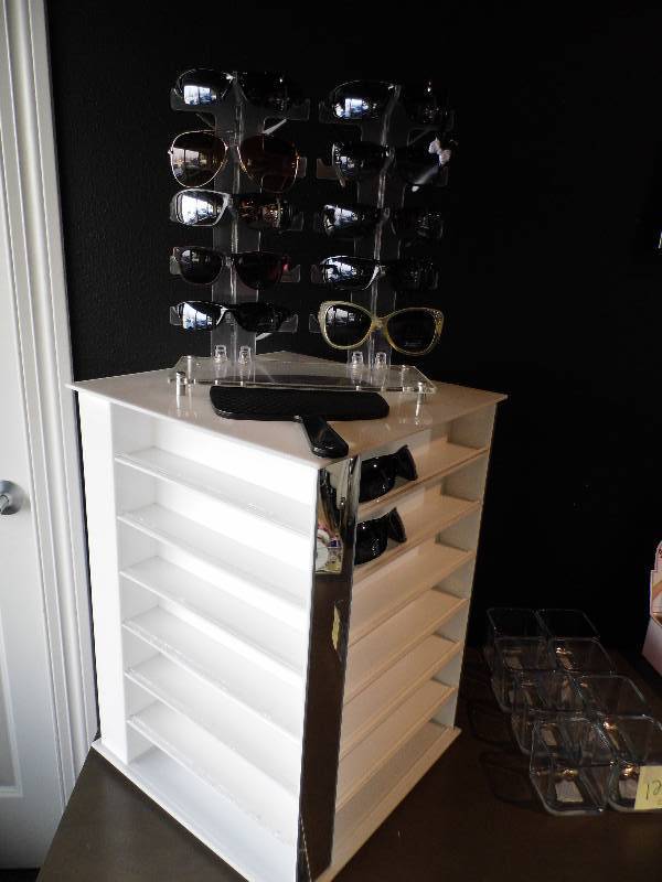 lot 13 image: Sunglass Display w12 Pair Sunglasses