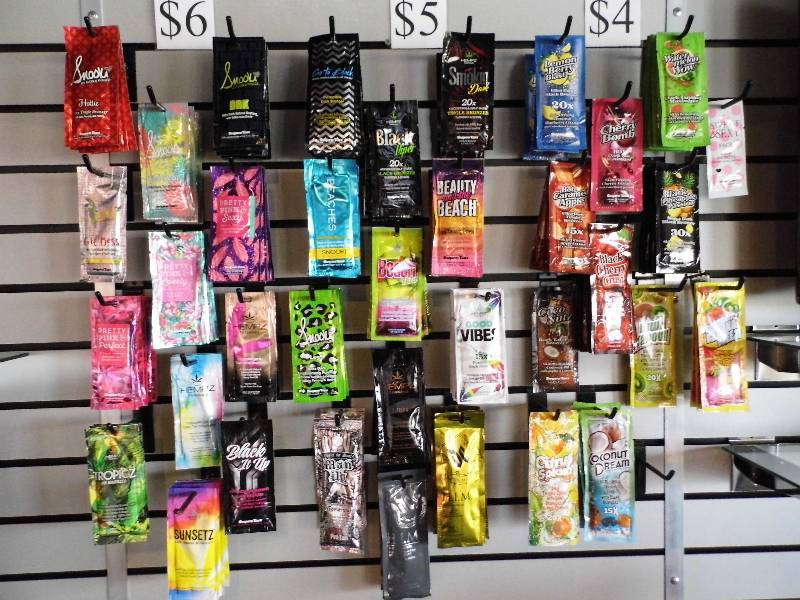 lot 21 image: Large Lot of Tanning Lotion Packettes