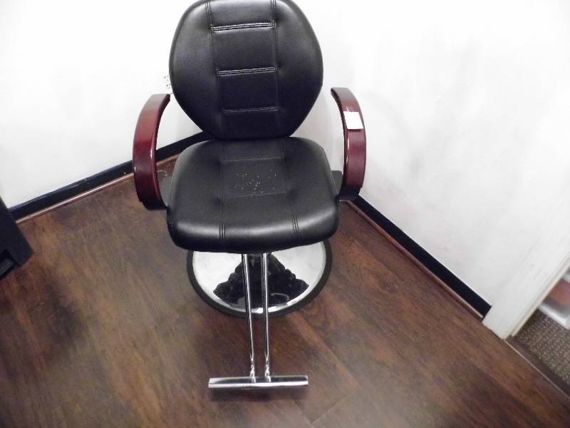 lot 32 image: Stylist Chair