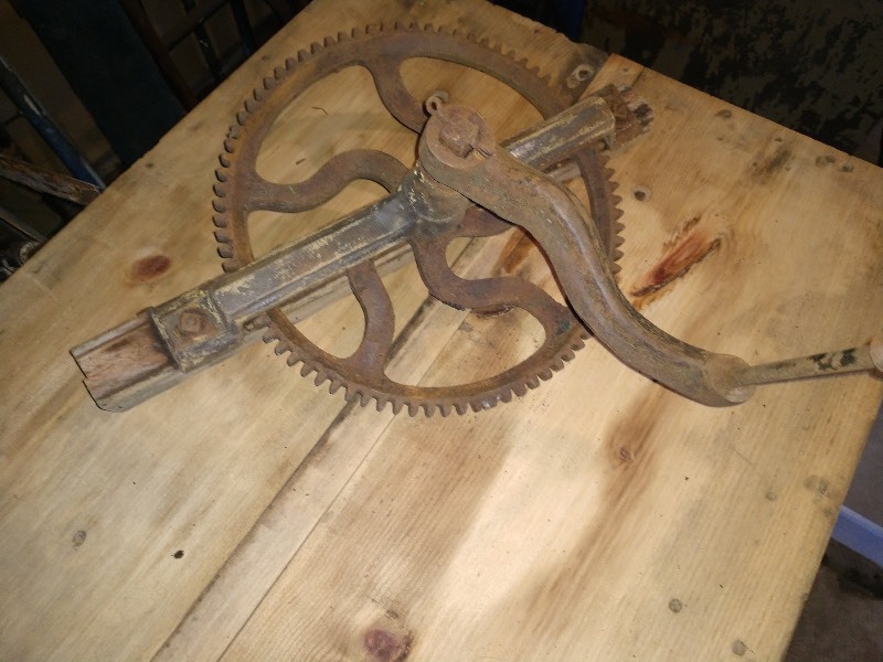 lot 22 image: Primitive Cast Iron Hand Crank Sprocket Wheel with Handle