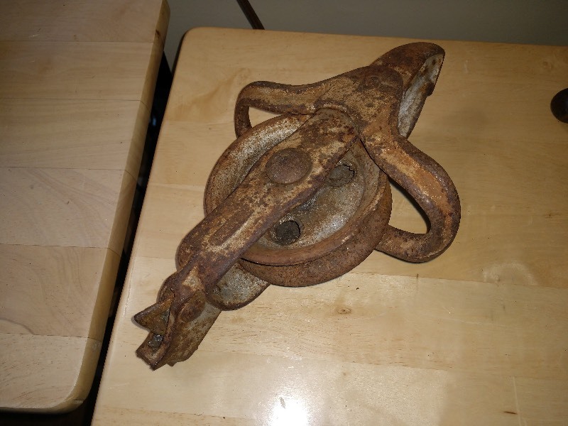lot 46 image: Ornate Primitive Cast Iron Drop Pulley Farm Tool