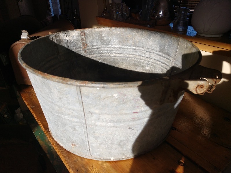 lot 74 image: Galvanized Steel Round Tub w Handles