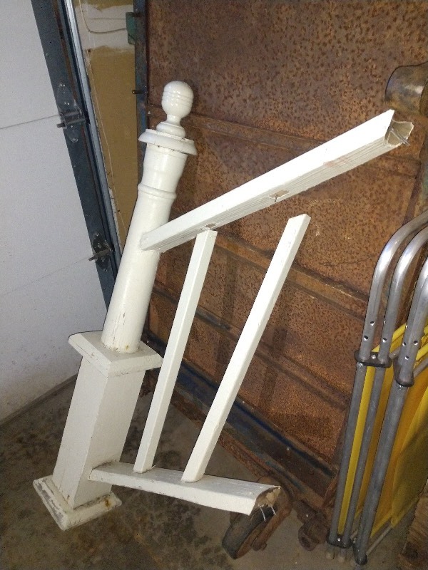 lot 121 image: Shabby Chic Chipped White Paint Wood Newel Post Column