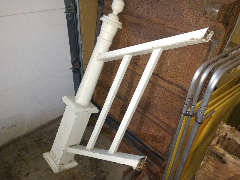 lot 122 image: Shabby Chic Chipped White Paint Wood Newel Post Column