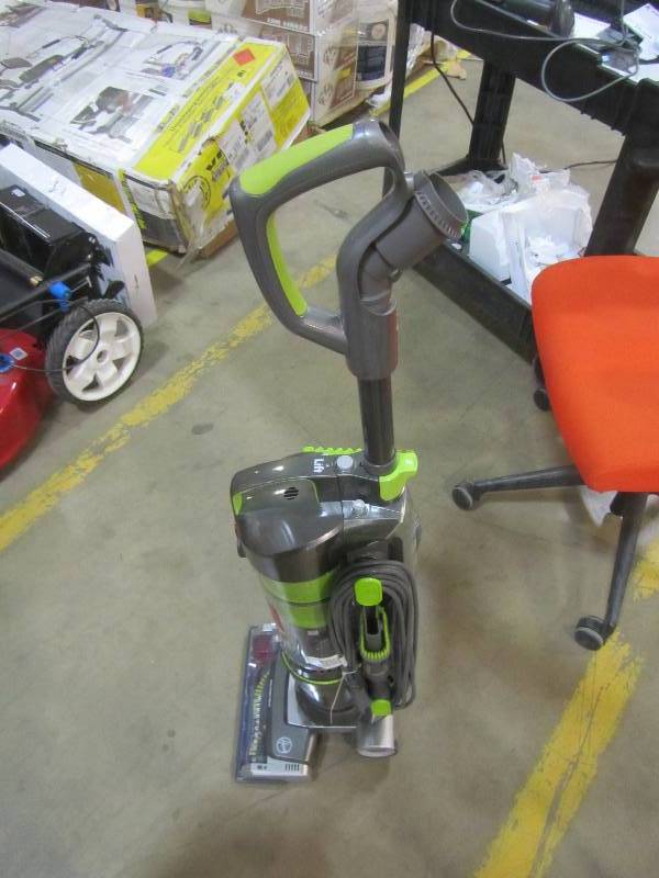 lot 16 image: Hoover Air Lift Light Bagless Upright Vacuum and Canister Vacuum Cleaner Combo