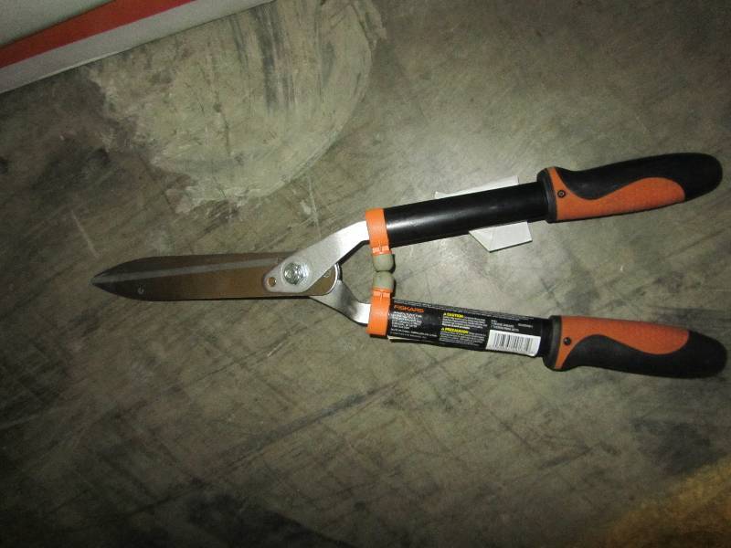 lot 53 image: Fiskars 10 in. Power-Lever GripEase Hedge Shears