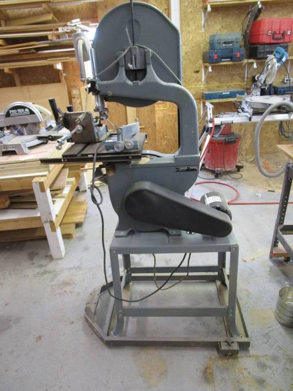 lot 12 image: Delta Band Saw
