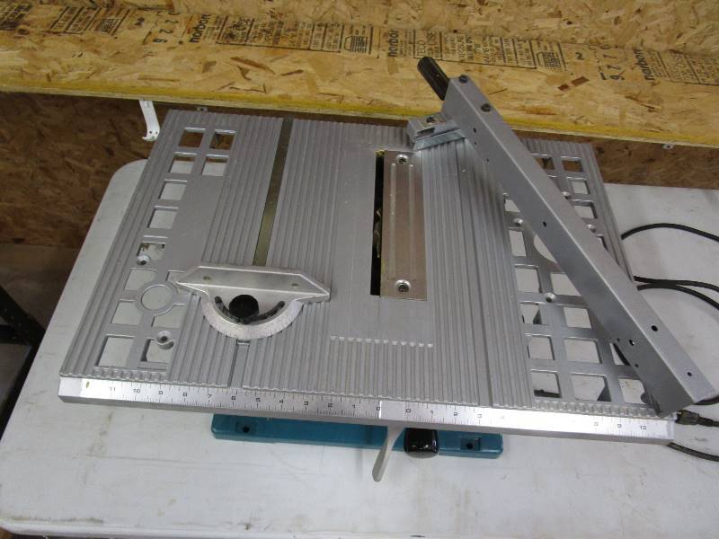 lot 21 image: Makita Table Saw