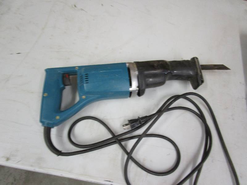 lot 28 image: Makita Sawzall