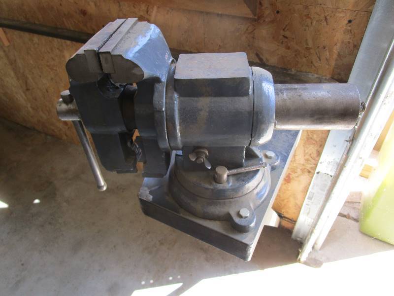 lot 51 image: Vise & Stand