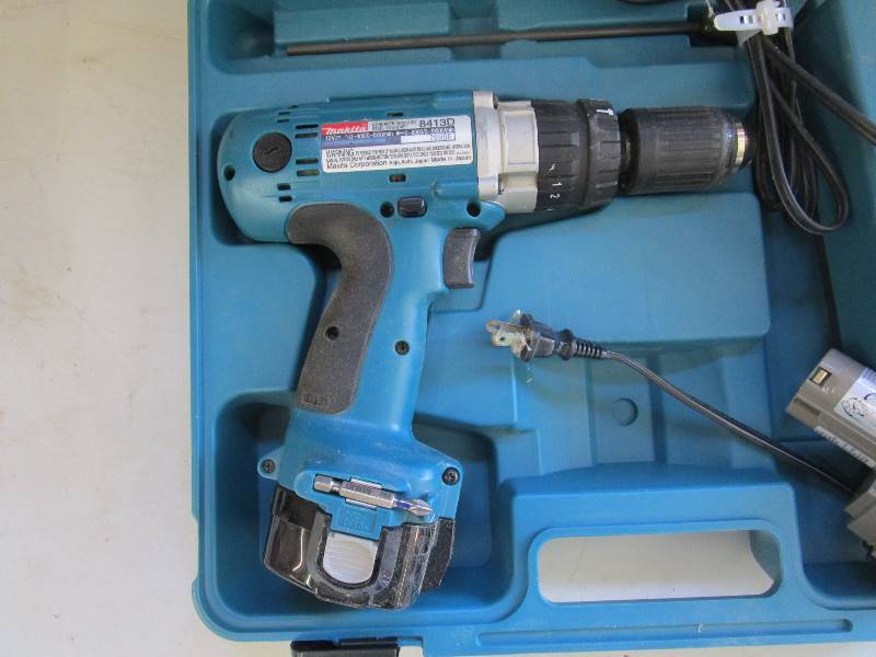 lot 65 image: 12v Makita Drill