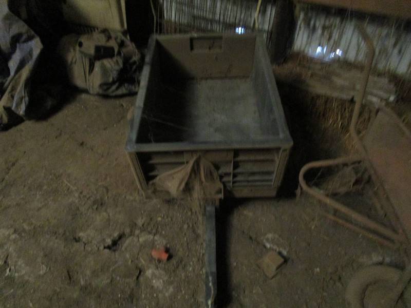 lot 181 image: Rubbermaid Lawn & Garden Trailer