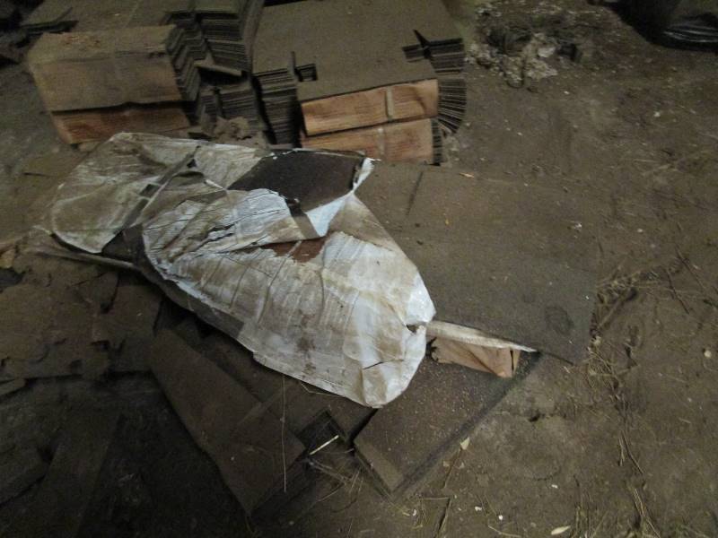 lot 185 image: Shingles, Poly Tarps, Pet Kennel