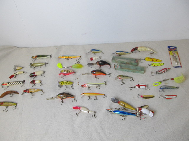 lot 87 image: Large Lot of Vintage & Newer Fishing Lures