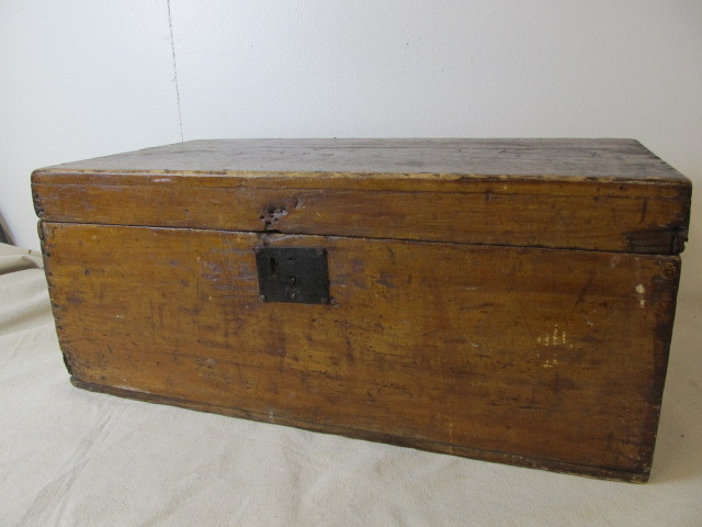 lot 88 image: NICE Orig Antique Carpenters Chest