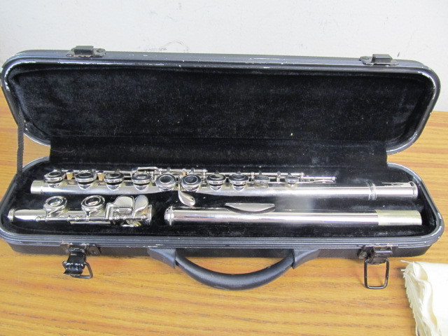 lot 36 image: Italian MORELLI Flute wCase
