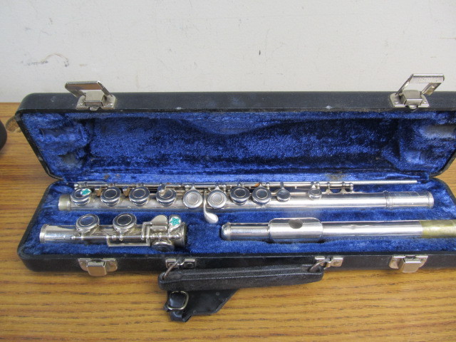 lot 38 image: Vintage ARMSTRONG Flute wCase