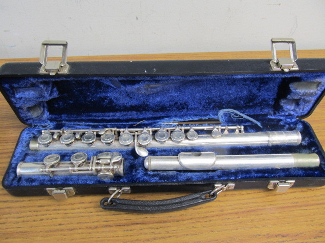 lot 39 image: Vintage BUESCHER Flute wCase