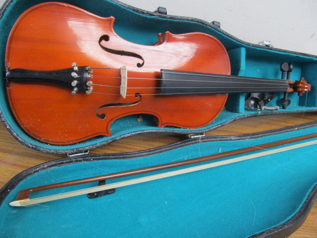 lot 41 image: Anton Breton Violin wCase & Bow