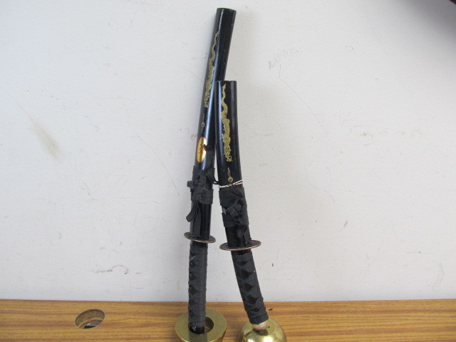 lot 45 image: Pair of Decorative Oriental KnivesShort Swords 
